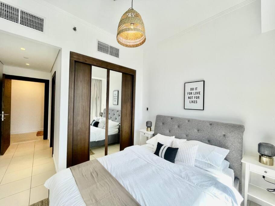Stunning With Balcony Marina View Apartment *