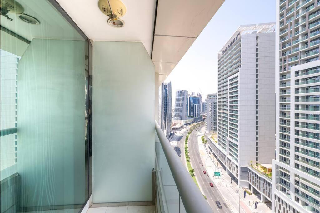 Studio Canal View With Partial Burj Khalifa View 5min To Mall