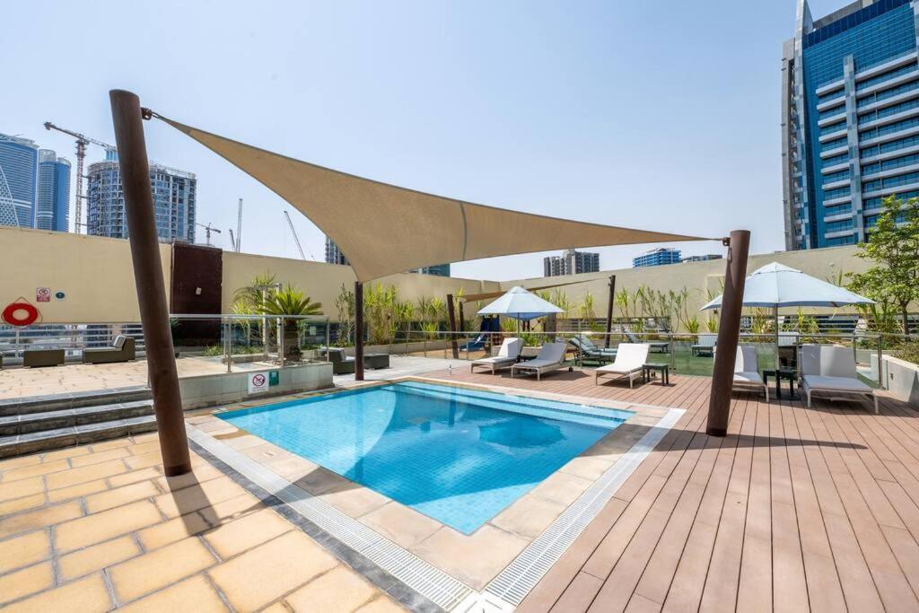 Studio Canal View With Partial Burj Khalifa View 5min To Mall Apartment *