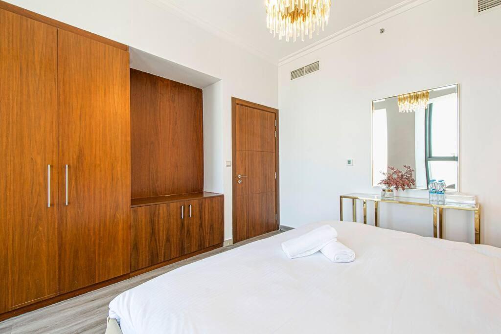 Magnificent New 3 Bedroom With Stunning View To Burj Khalifa & Fountain View Apartment *