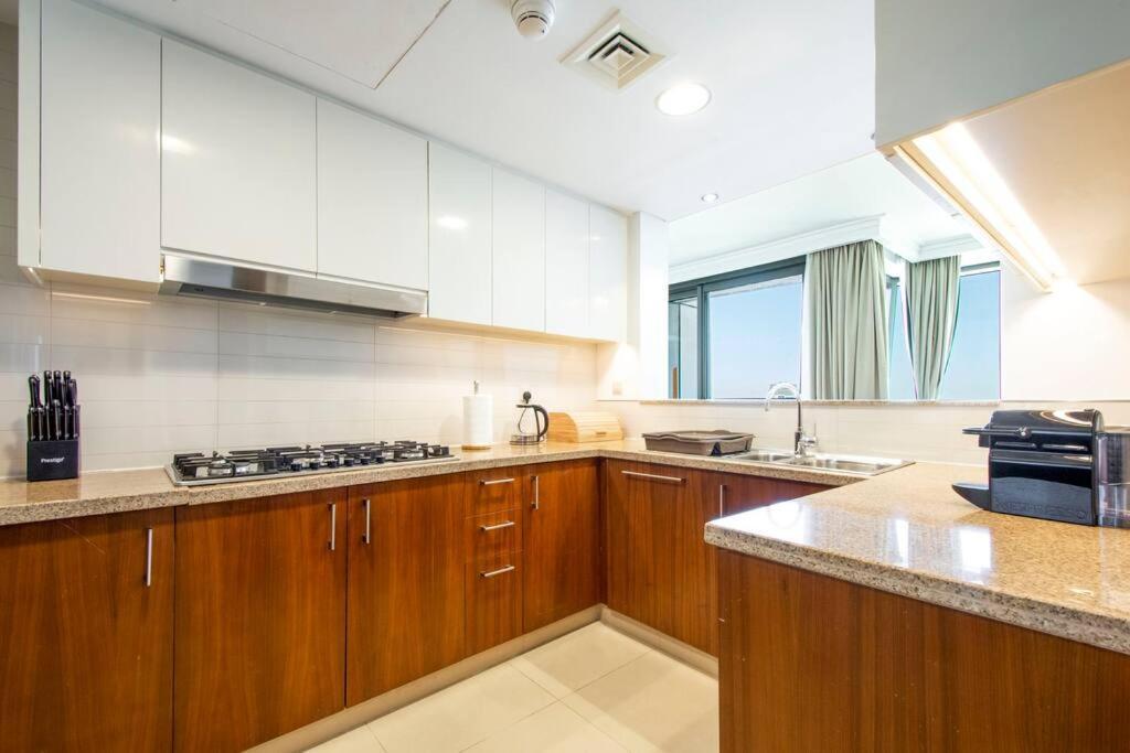 Magnificent New 3 Bedroom With Stunning View To Burj Khalifa & Fountain View Apartment *