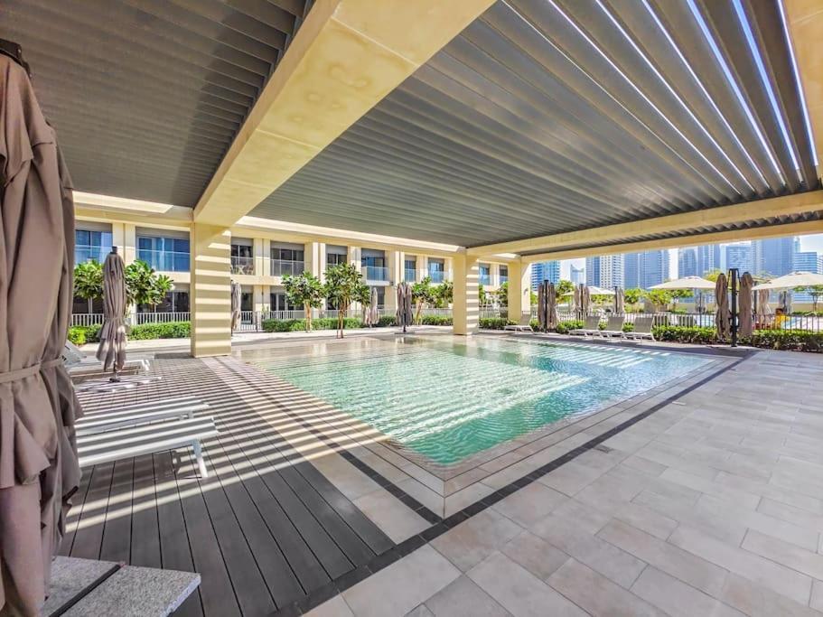 Downtown Decadence : A 1br Urban Sanctuary Dubai