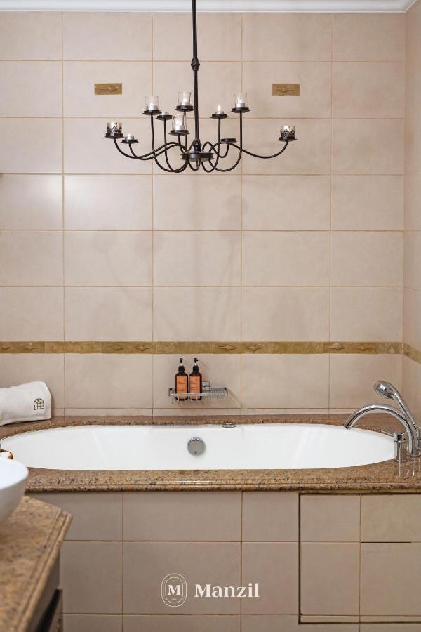 Manzil - Ultra Luxury 5br With Pool And Beach Access In Palm Jumeirah Dubai
