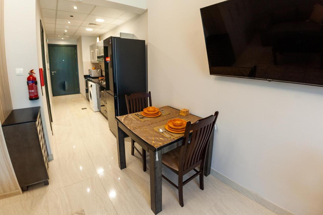 Apartment Canal View Studio: Mall Proximity & Luxury Amenities Dubai