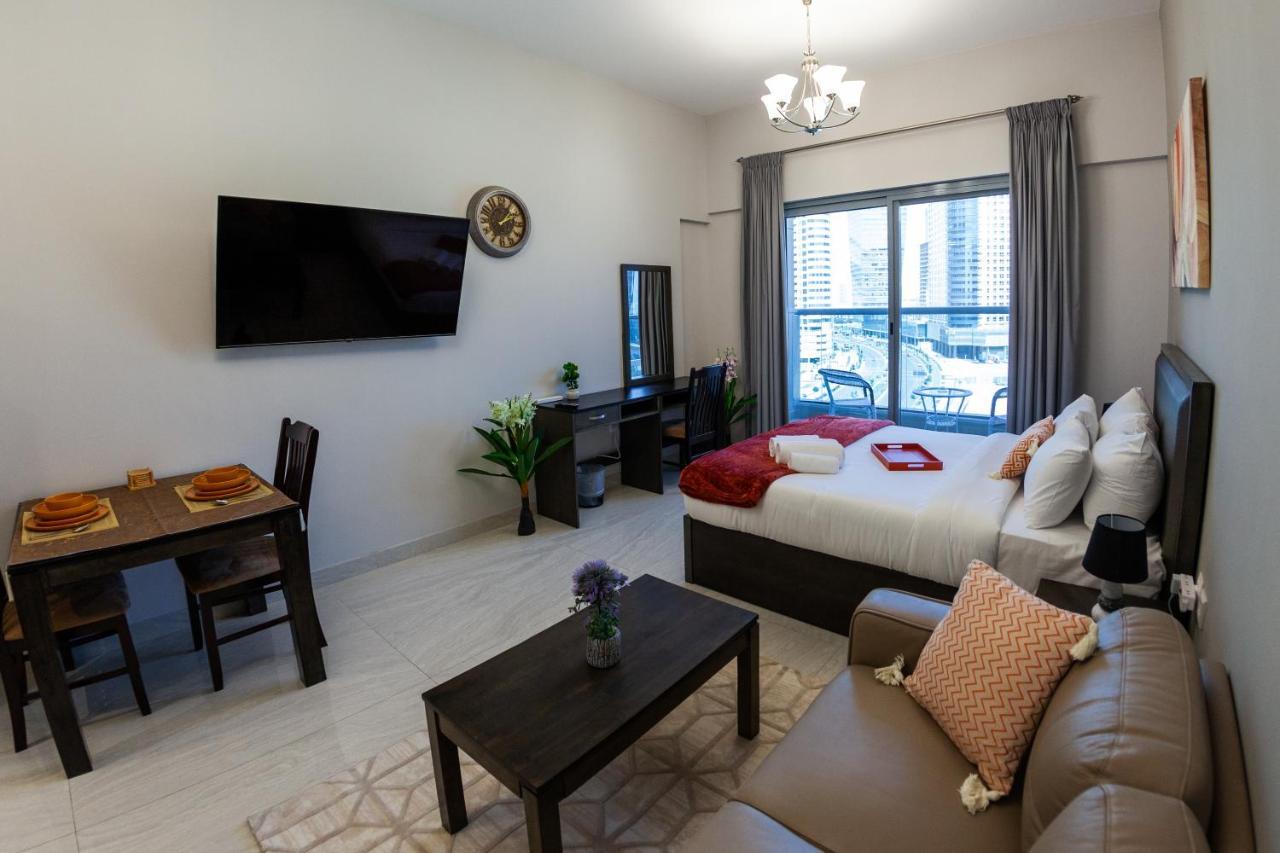 Canal View Studio: Mall Proximity & Luxury Amenities Apartment