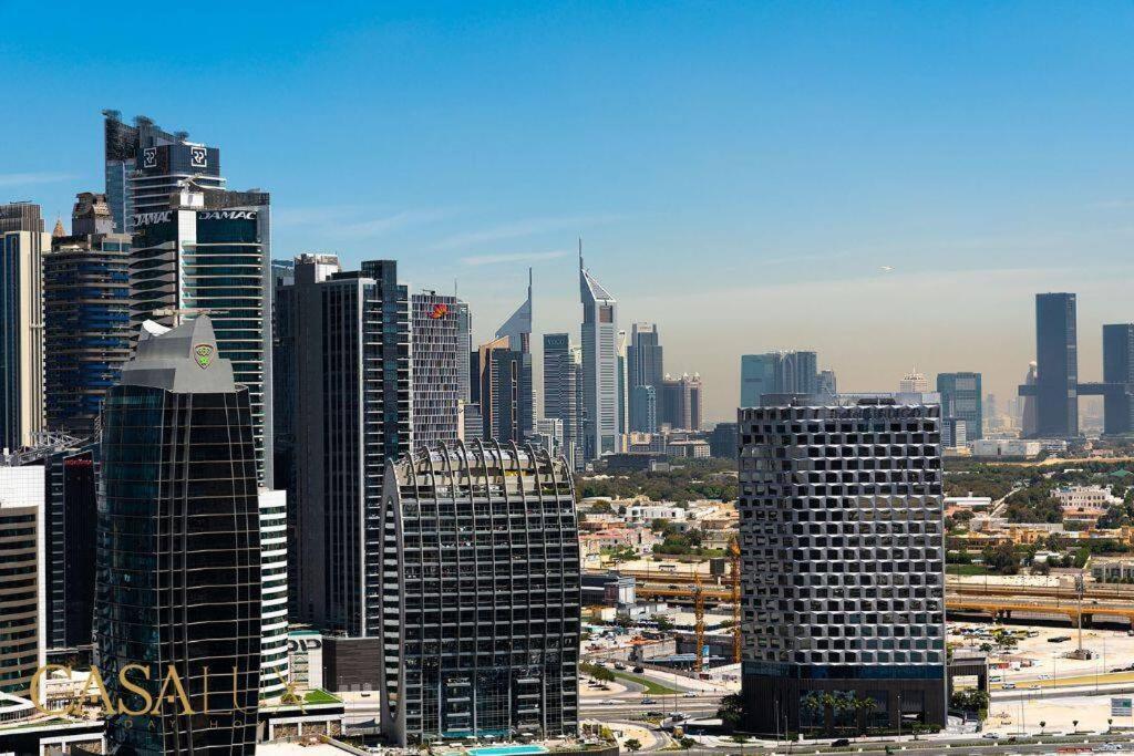 Stunning 1 Bed With Burj Khalifa & Canal View Apartment *