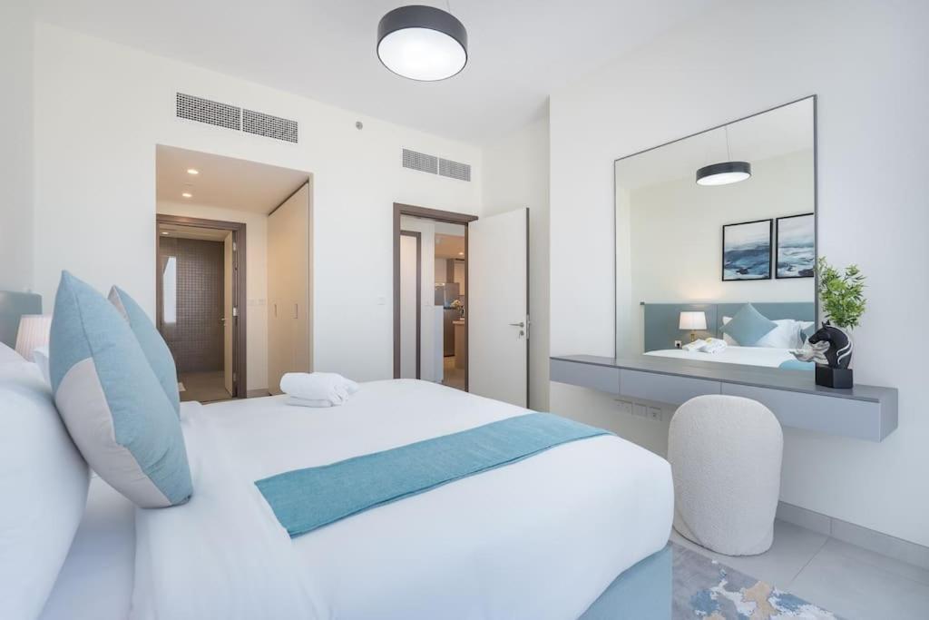 Vogue Al Wasl 1 West 13th Floor With Large Balcony For View Of Sheikh Zaid Road And One Za'abeel Tower And Burj Khalifa, Walkable To Metro With Easy Access To Sheikh Zayed Road & World Trade Centre * Dubai