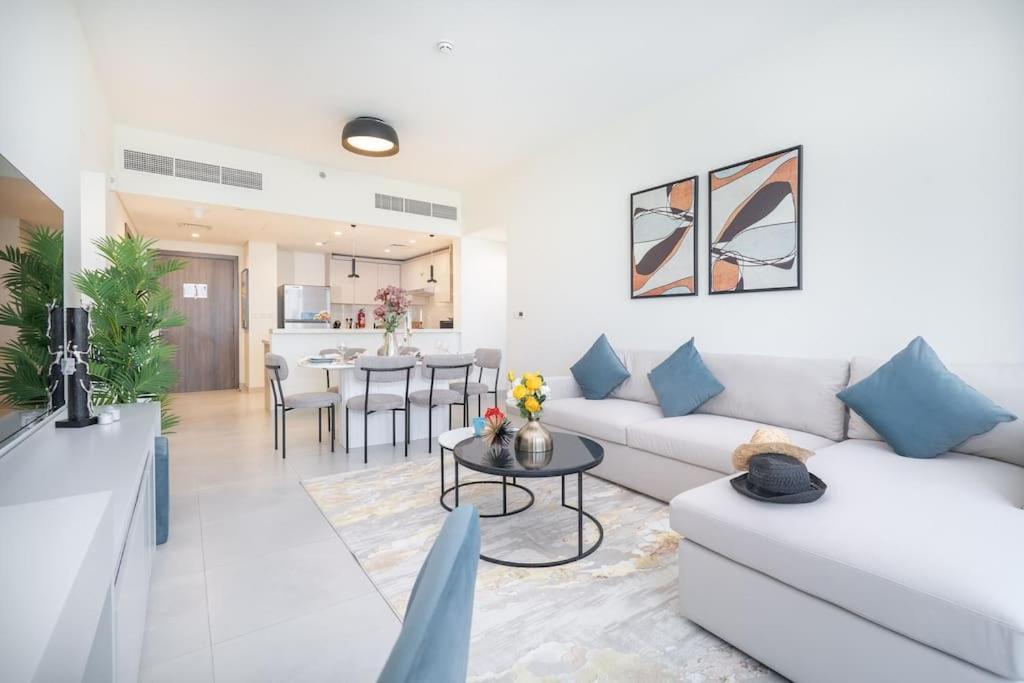 Vogue Al Wasl 1 West 13th Floor With Large Balcony For View Of Sheikh Zaid Road And One Za'abeel Tower And Burj Khalifa, Walkable To Metro With Easy Access To Sheikh Zayed Road & World Trade Centre Apartment