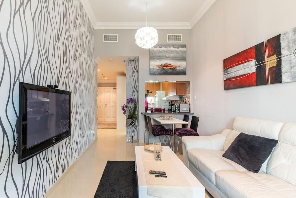 Apartment Near & Metro