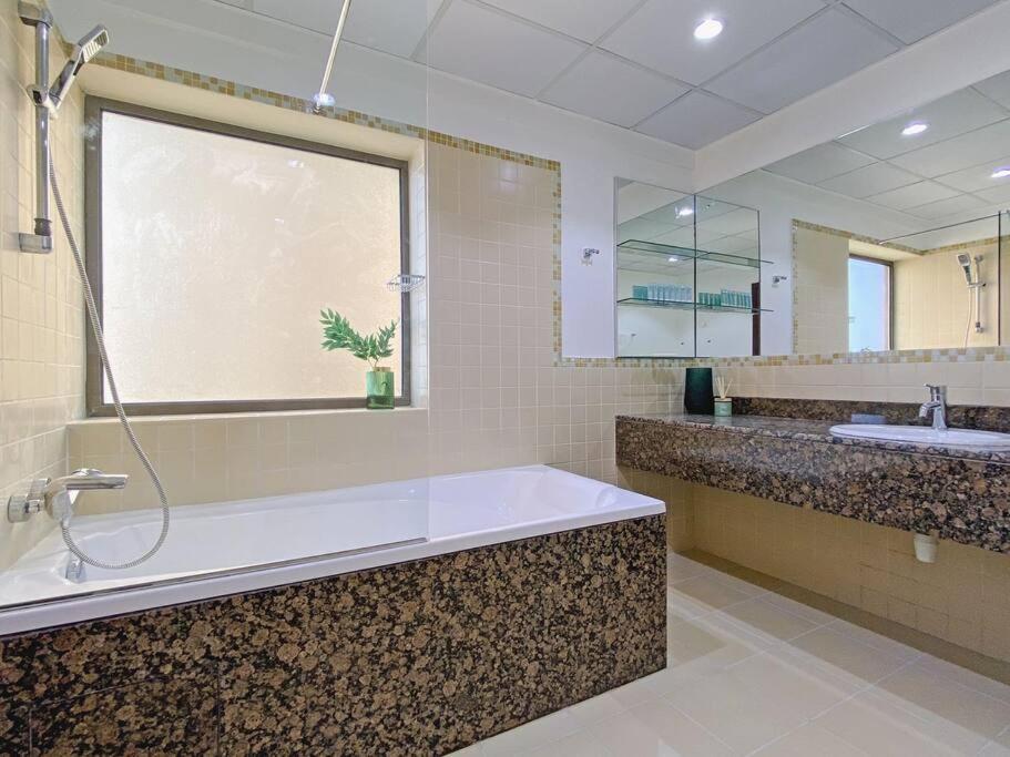 Apartment Luxury 2 Mins Walk From Sea Dubai