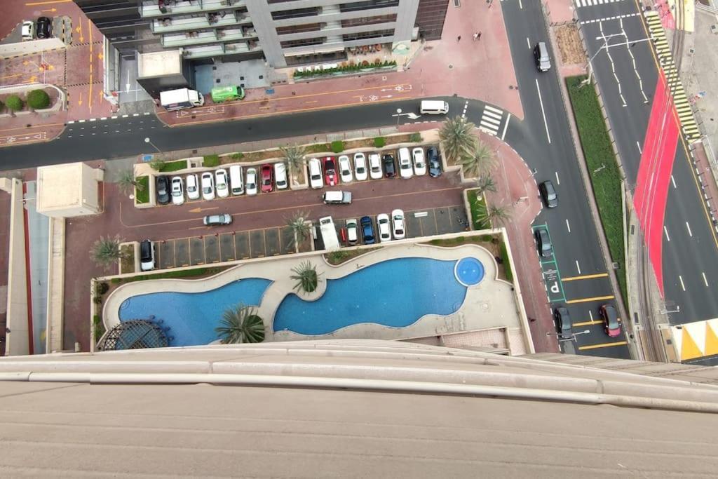 Apartment Near & Metro Dubai