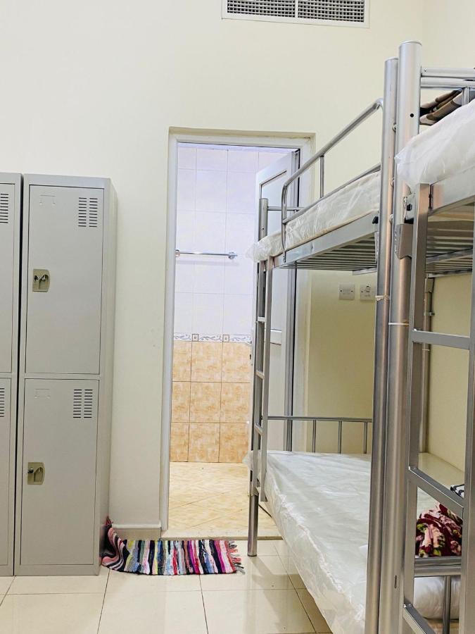 Boys 1 Min Walk To Sharfdg Metro Station In Center Of Burdubai Market * Dubai