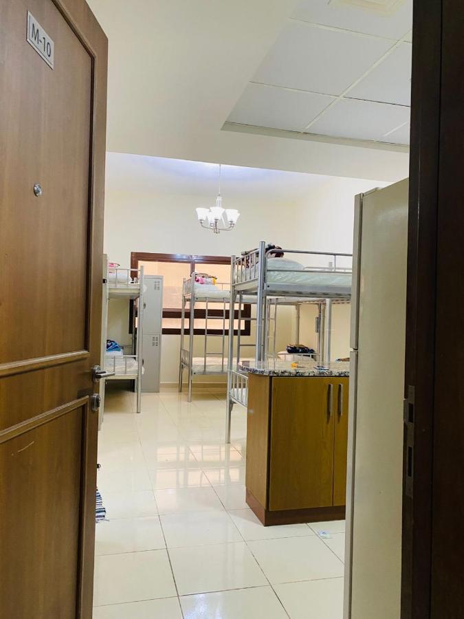 Boys 1 Min Walk To Sharfdg Metro Station In Center Of Burdubai Market * Dubai