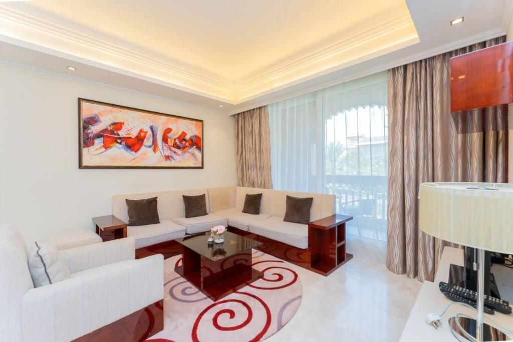 Palm Jumeirah Spacious 1 Bed Private
