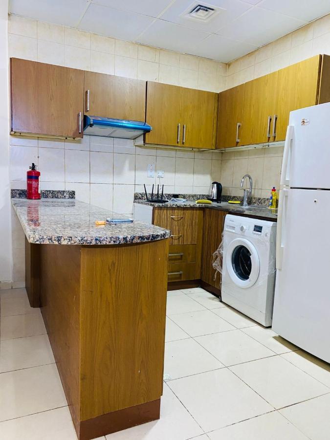 Boys 1 Min Walk To Sharfdg Metro Station In Center Of Burdubai Market Dubai