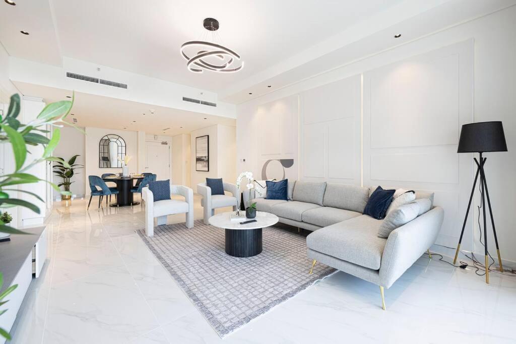 Magnificent - Luxurious 3 Bedroom With Marina View *