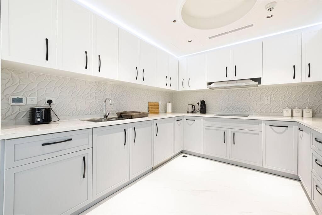 Magnificent - Luxurious 3 Bedroom With Marina View Apartment *