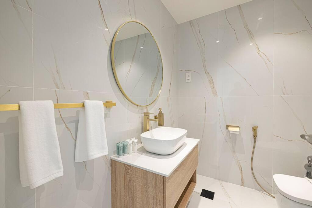 Magnificent - Luxurious 3 Bedroom With Marina View Apartment