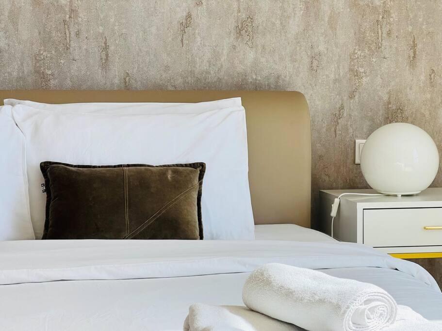 Luxury 2 Mins Walk From Sea Apartment *