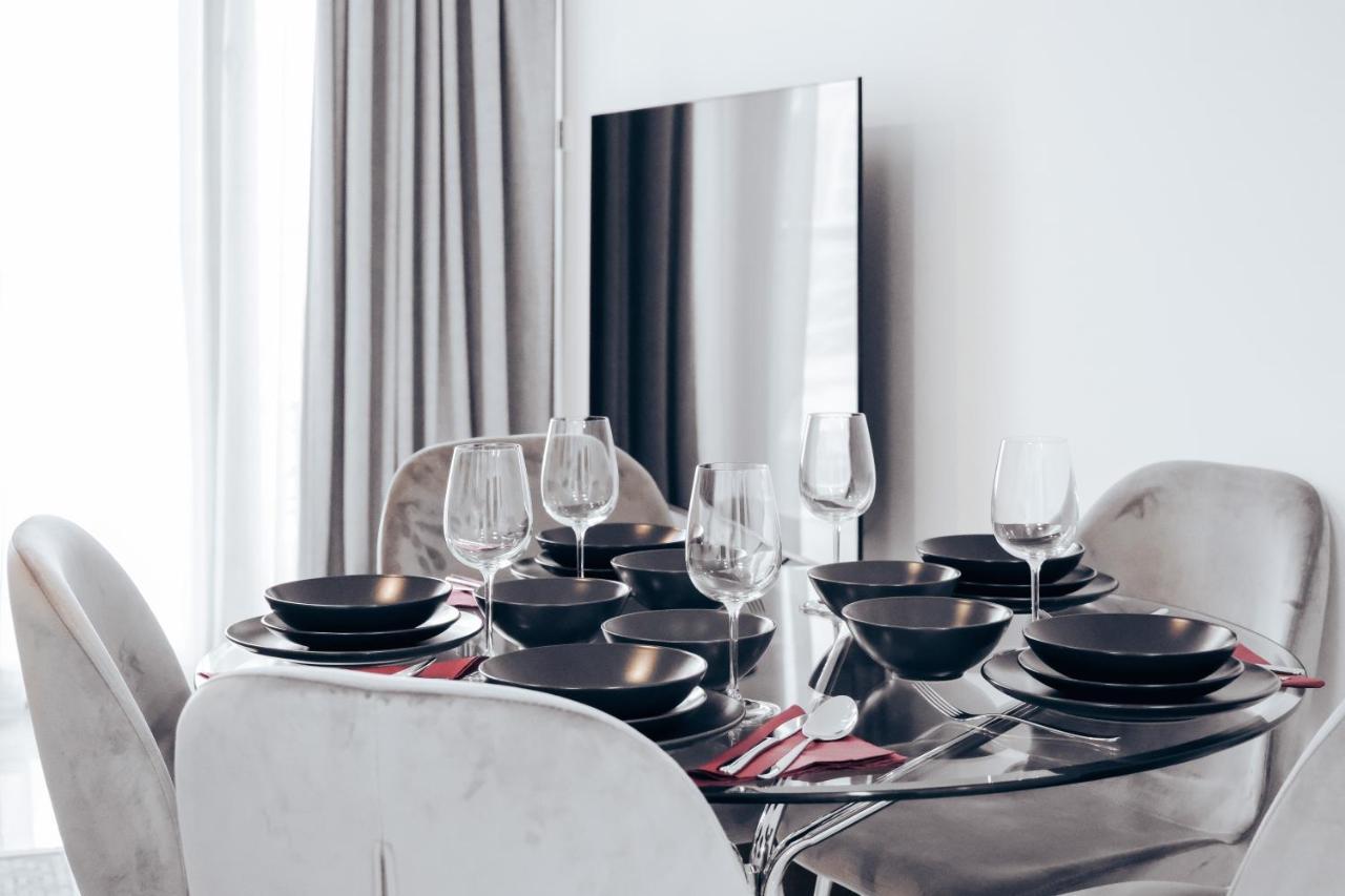 Royal Premium Marina Wharf Apartment