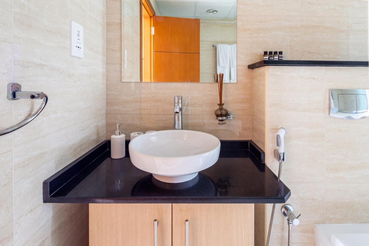Frank Porter - Ocean Heights Apartment Dubai