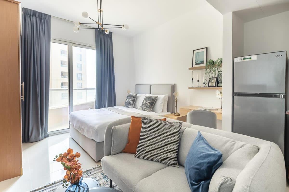 Frank Porter - Lakeside D Apartment Dubai