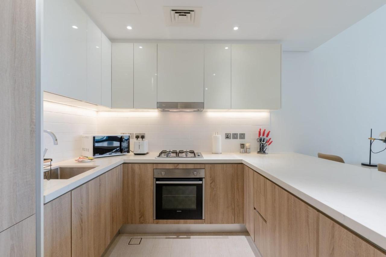 Apartment Sleek 1 Bedroom With Views Of Marina