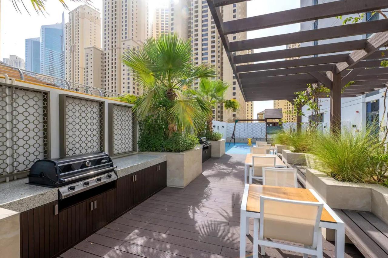 Sleek 1 Bedroom With Views Of Marina