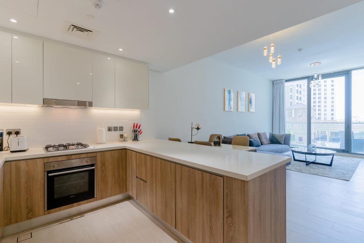 Sleek 1 Bedroom With Views Of Marina Apartment *