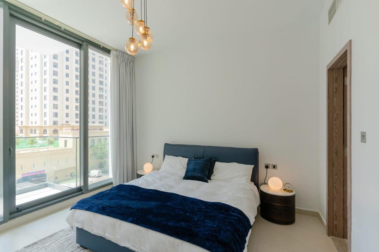 Sleek 1 Bedroom With Views Of Marina Apartment *