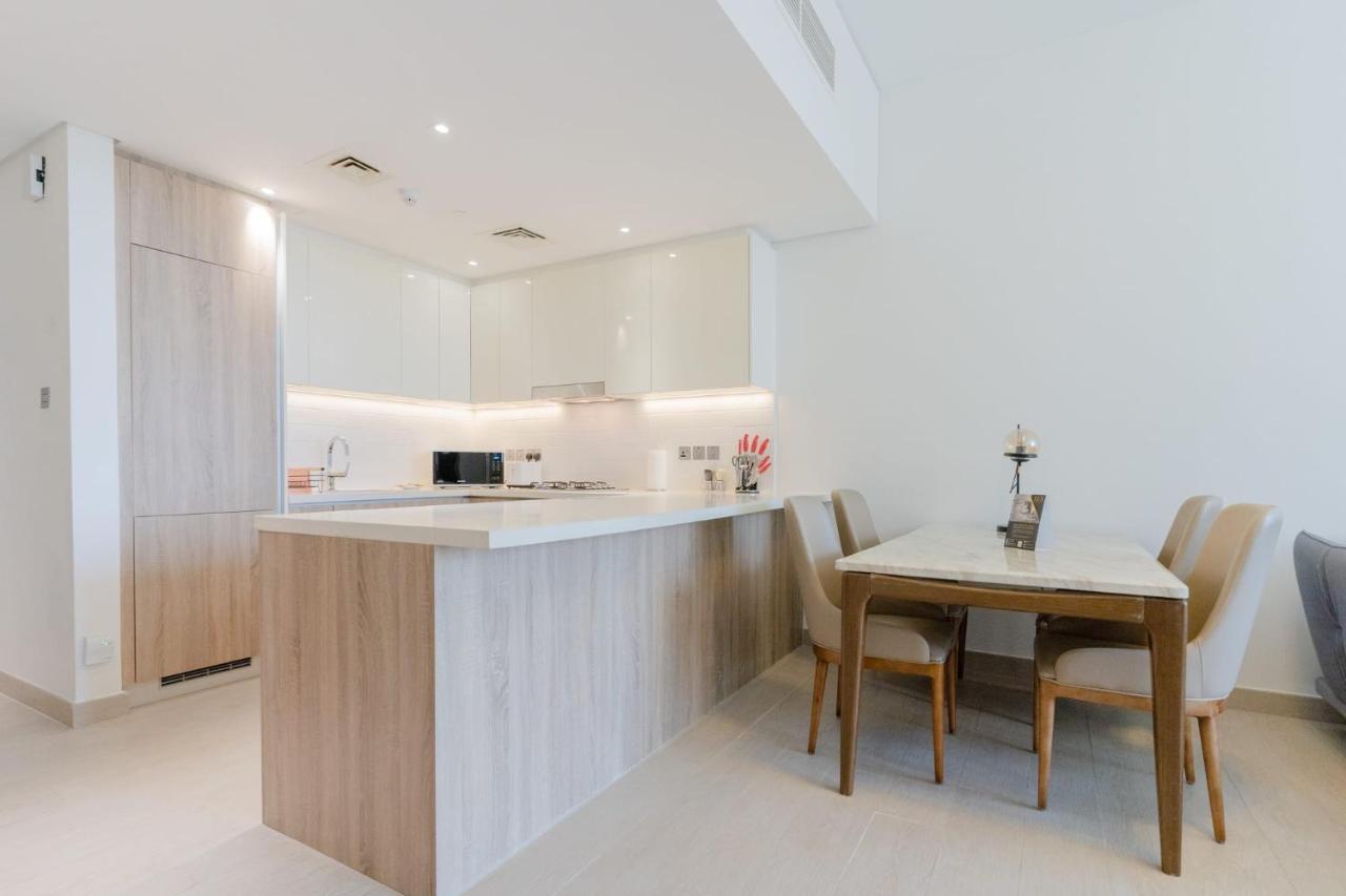 Sleek 1 Bedroom With Views Of Marina