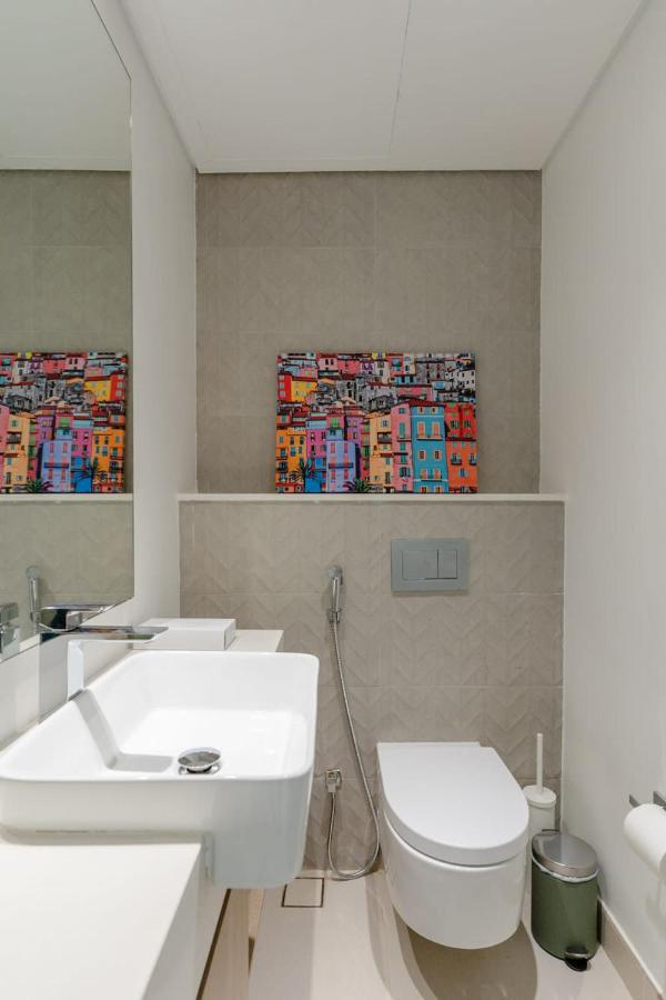 Sleek 1 Bedroom With Views Of Marina