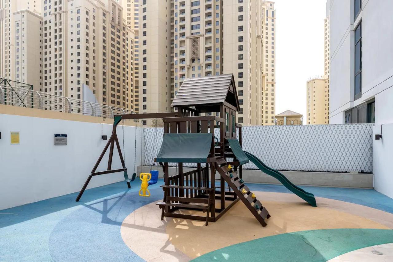 Sleek 1 Bedroom With Views Of Marina