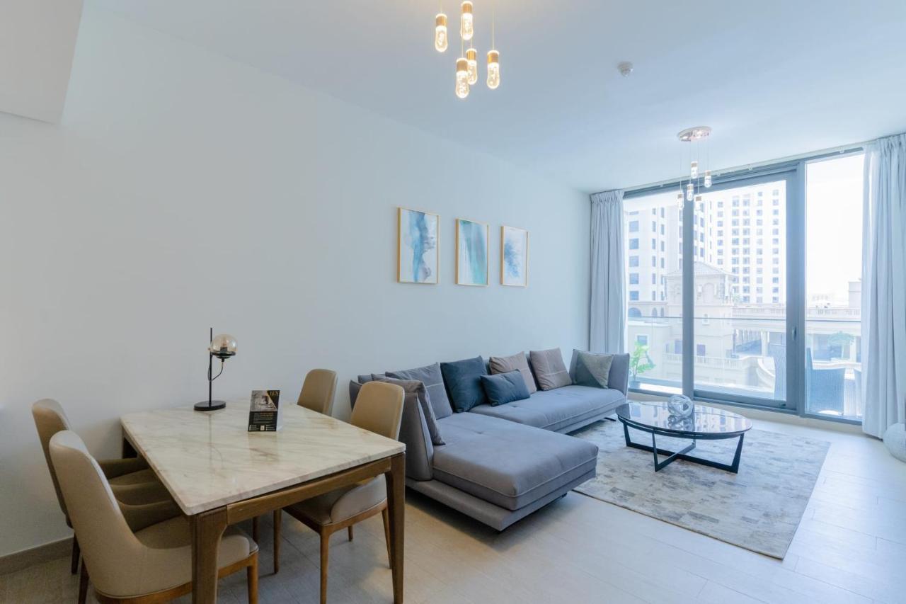 Sleek 1 Bedroom With Views Of Marina