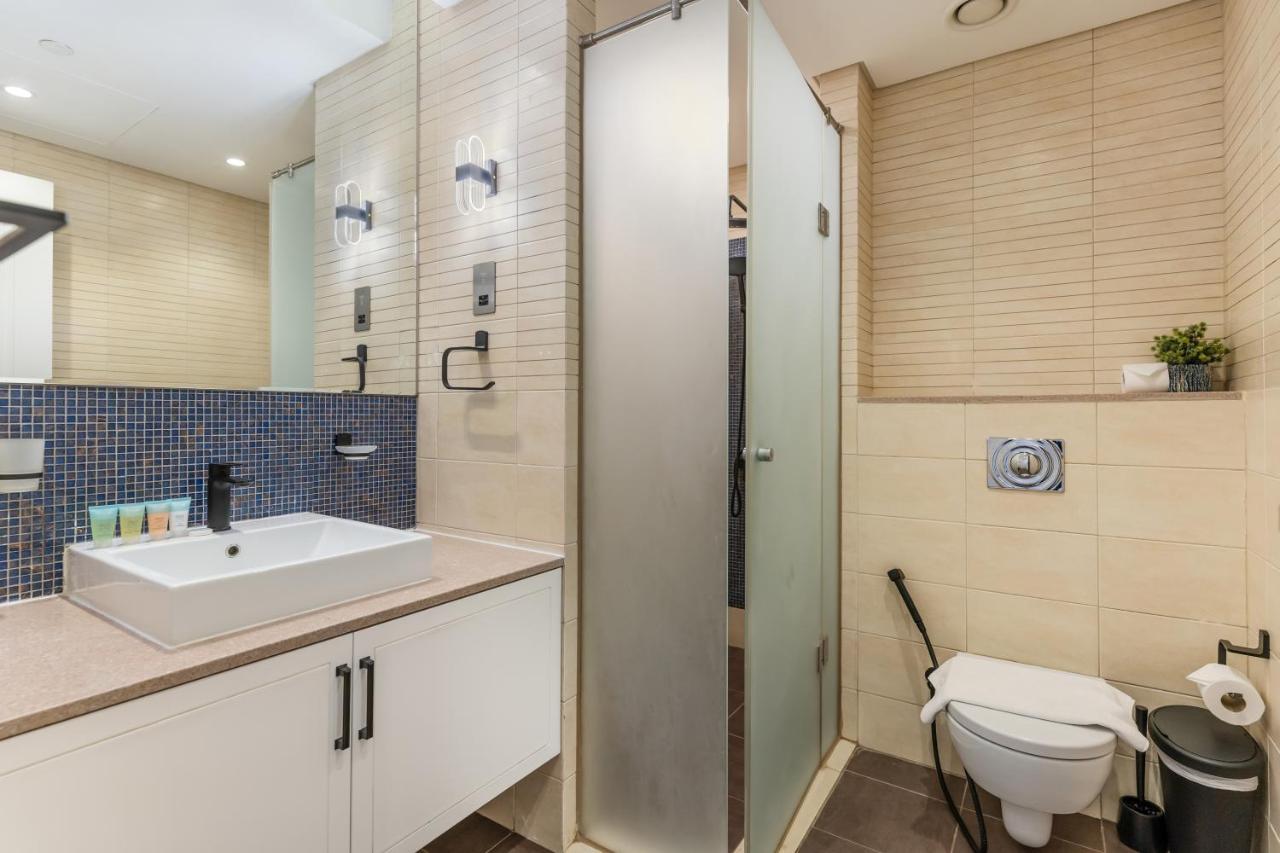 Marina Residences 2br: Seaside In Palm Jumeirah Apartment *