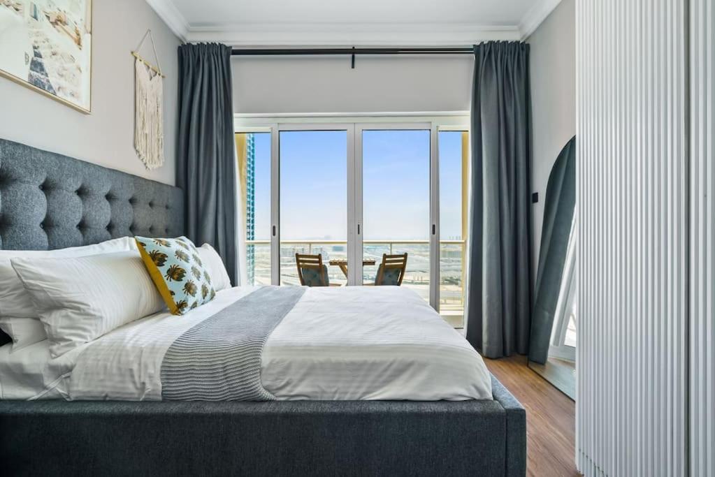 Upscale At Jlt Near Metro Apartment