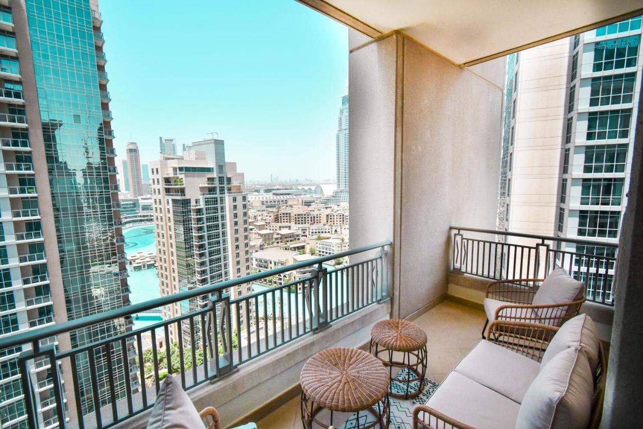 Downtown-high Floor Mesmerizing Fountain View 2br Chic Apartment