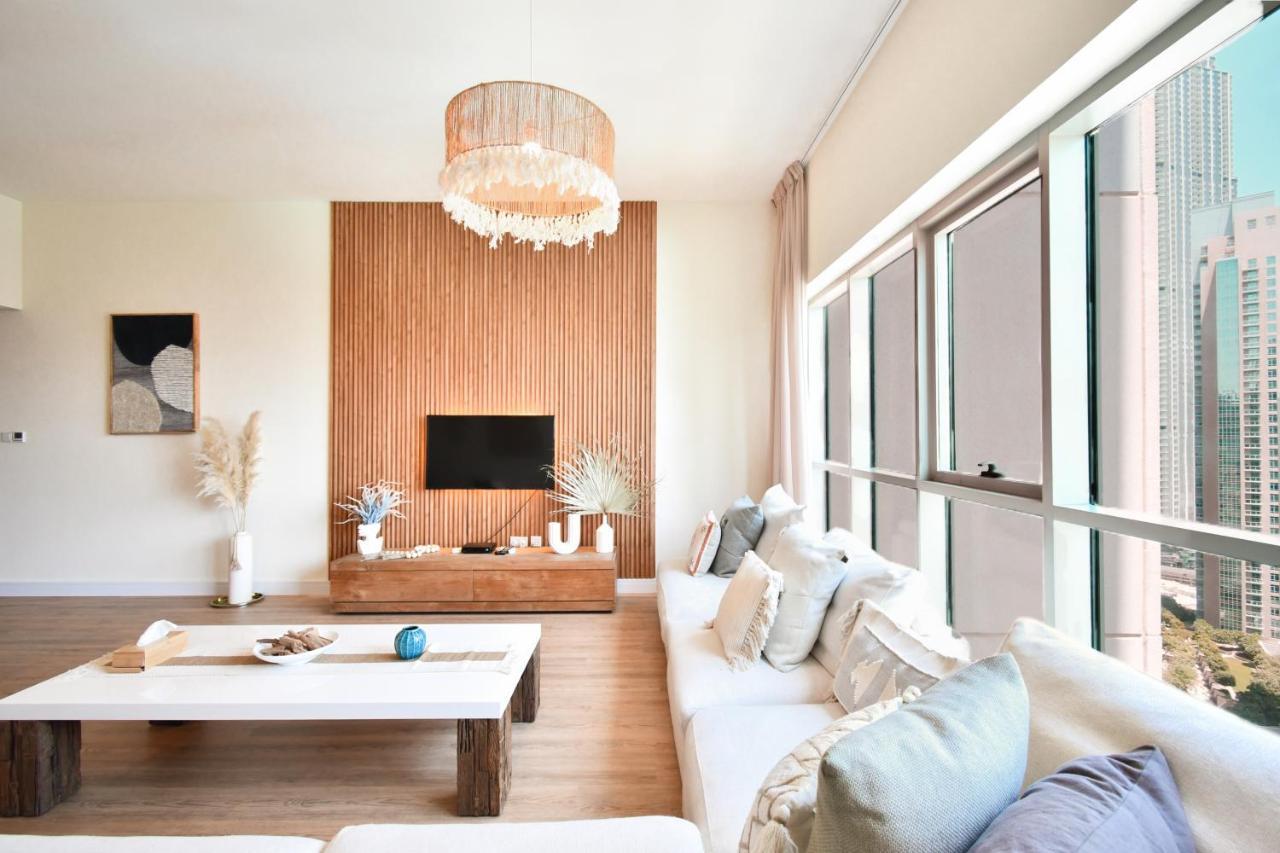 Downtown-high Floor Mesmerizing Fountain View 2br Chic Apartment