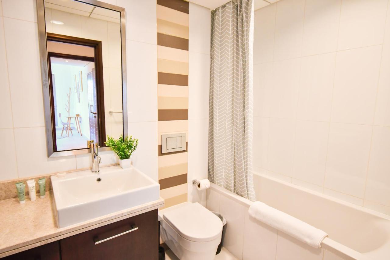 Downtown-high Floor Mesmerizing Fountain View 2br Chic Apartment