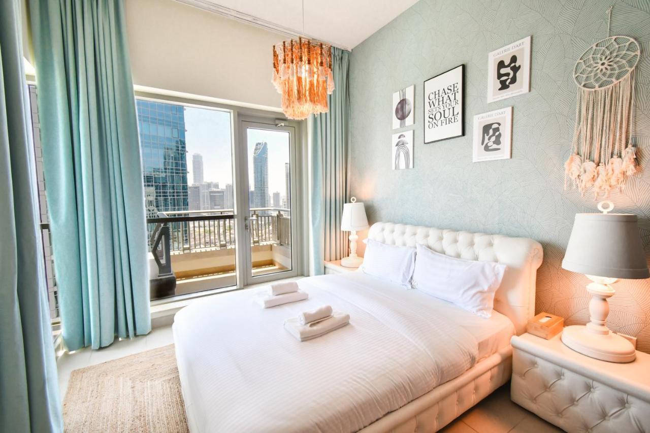 Downtown-high Floor Mesmerizing Fountain View 2br Chic Apartment