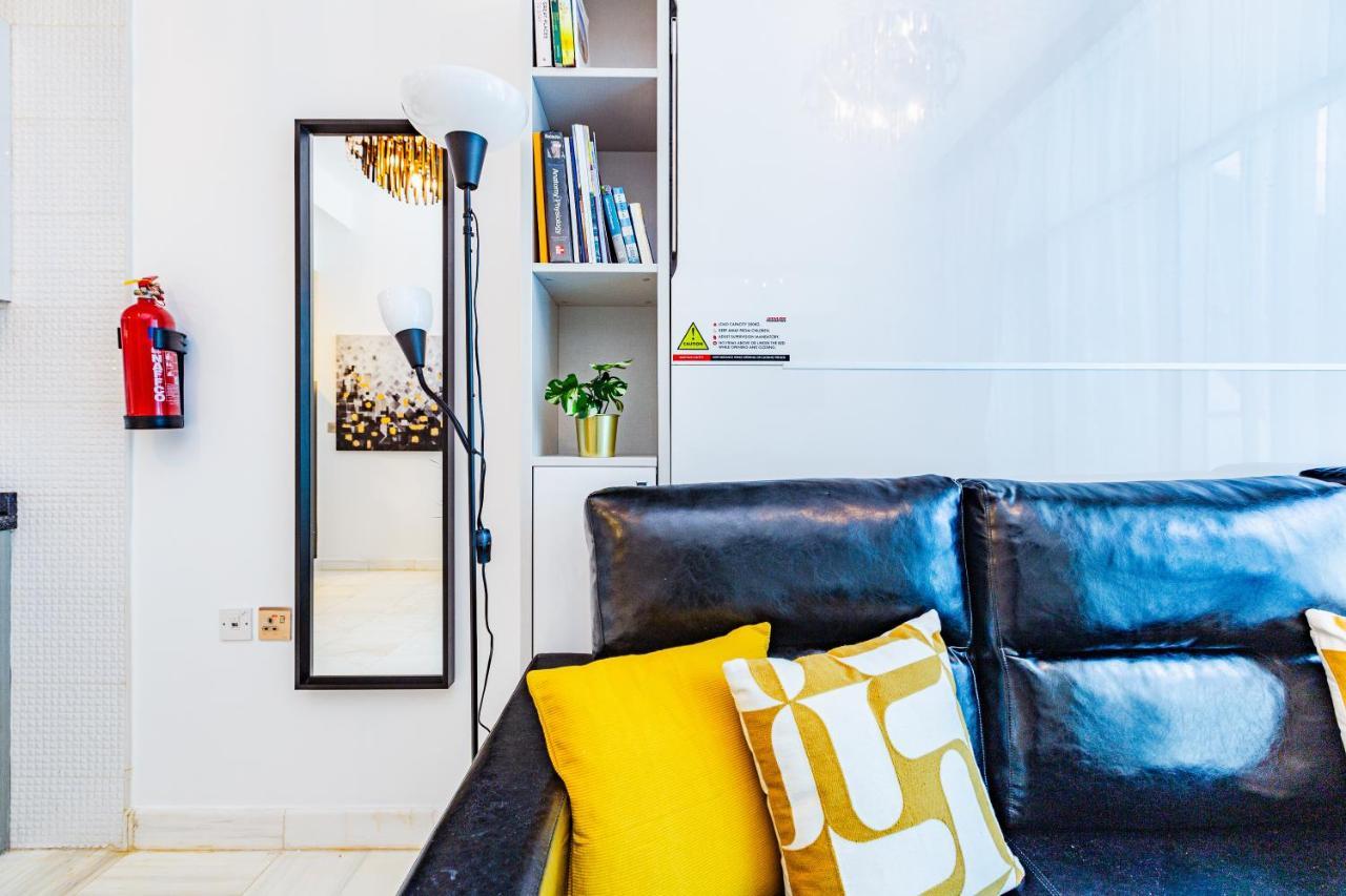 Apartment Waves Homes - Chic With Balcony Overlooking Views *