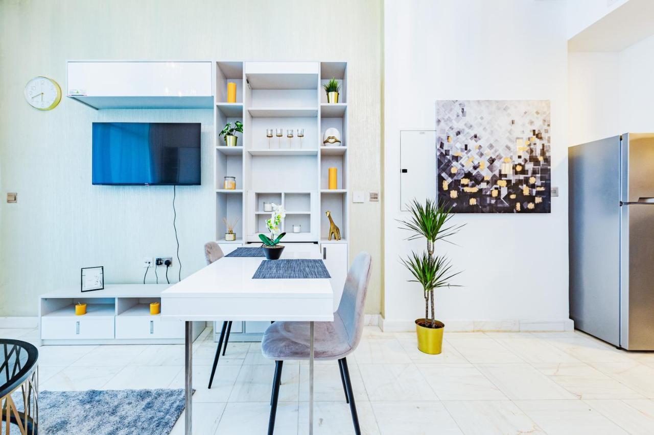 Waves Homes - Chic With Balcony Overlooking Views Apartment Dubai