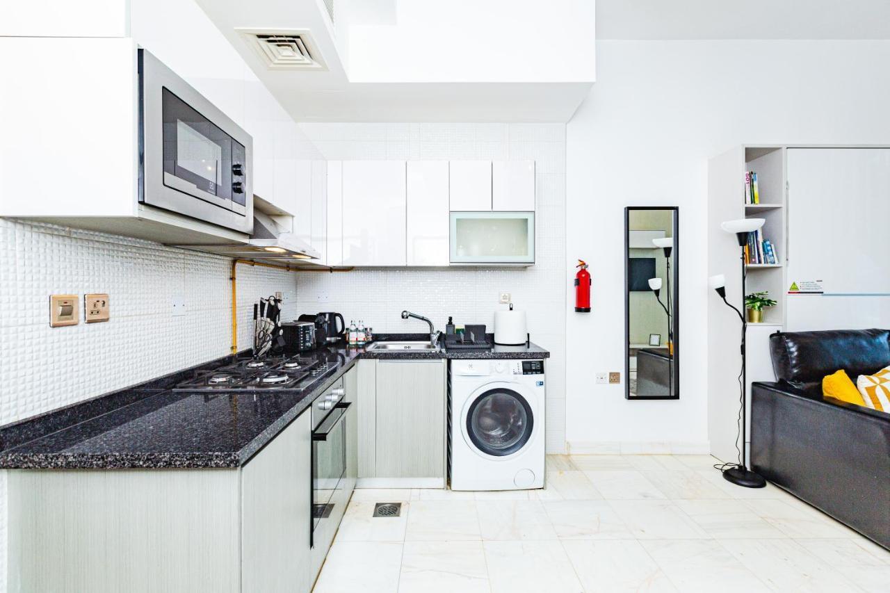 Waves Homes - Chic With Balcony Overlooking Views Dubai