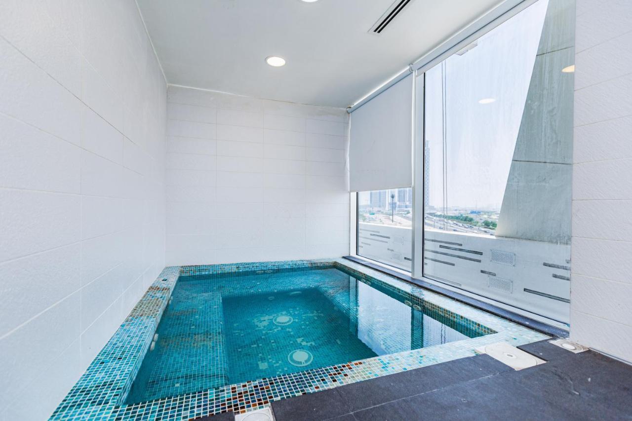 Apartment Waves Homes - Chic With Balcony Overlooking Views Dubai