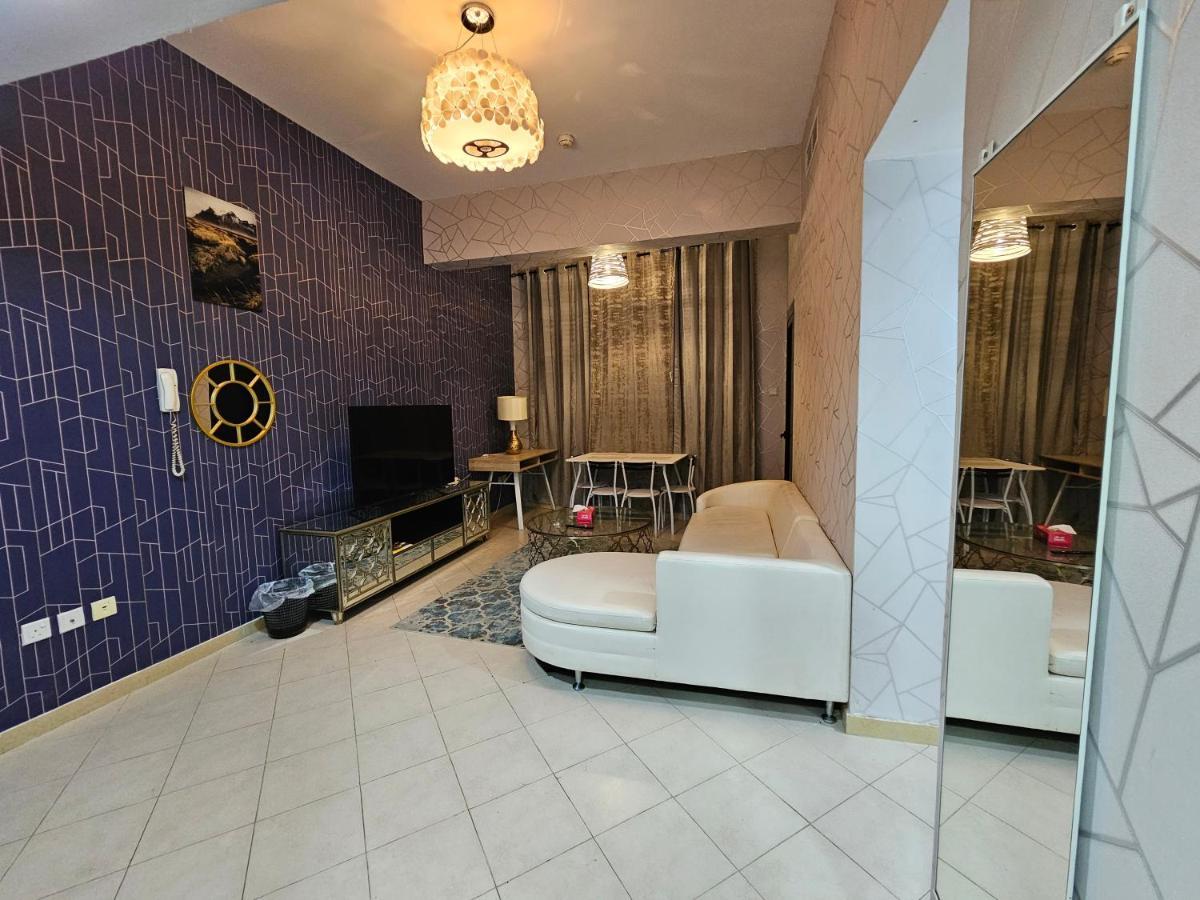 Apartment Freshlook 2 Bhk In Marina 707 *