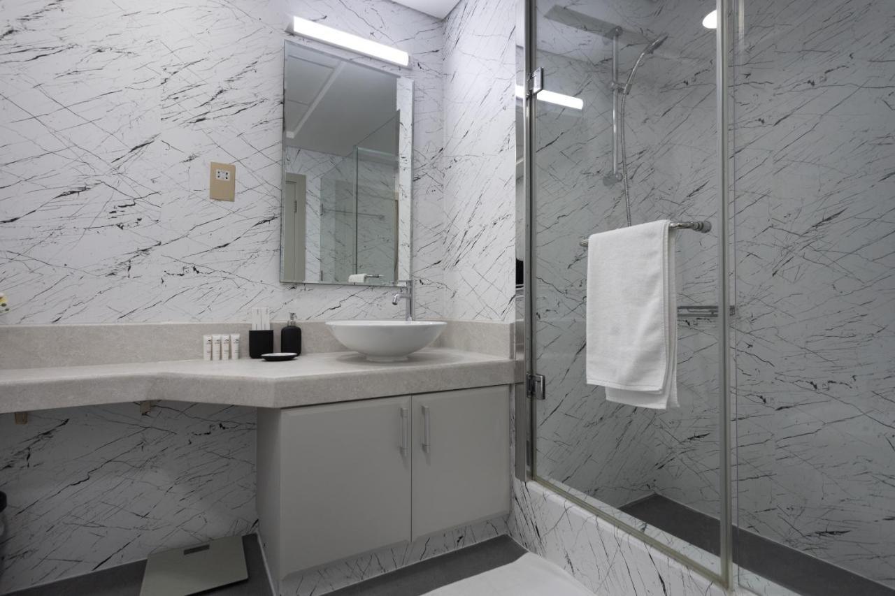 Luxe 1br With Palm Skyline View & Easy Mall Access *