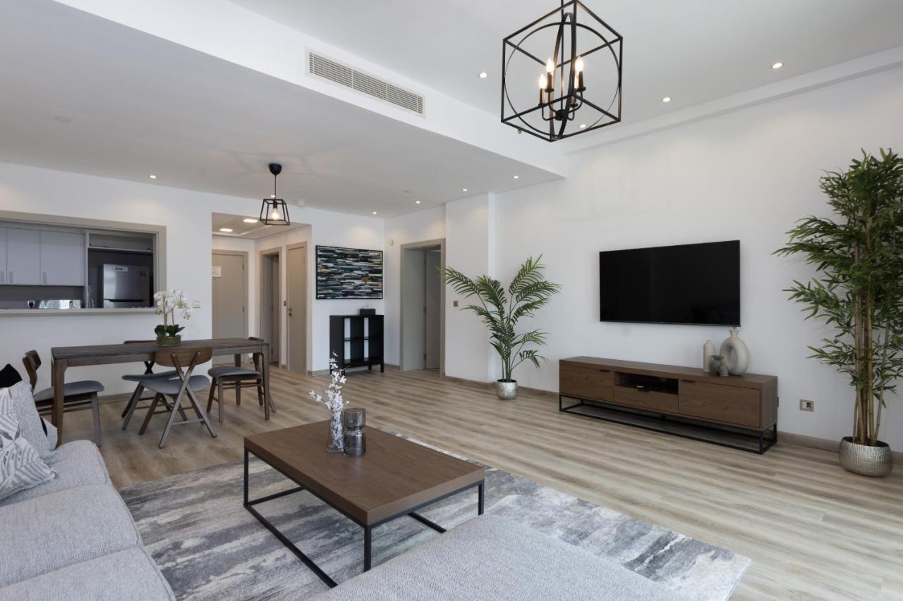 Luxe 1br With Palm Skyline View & Easy Mall Access Apartment *