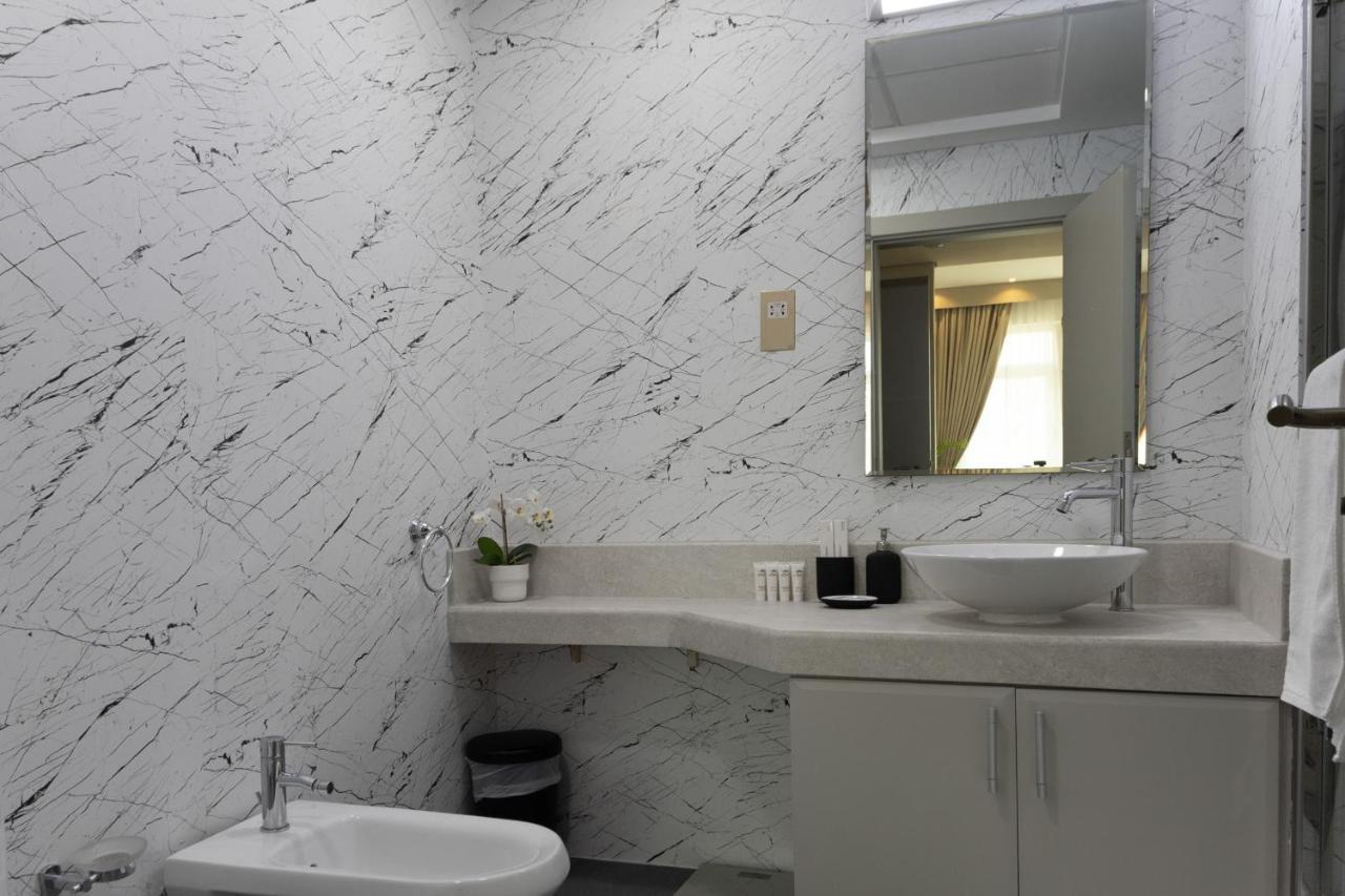 Luxe 1br With Palm Skyline View & Easy Mall Access Apartment *