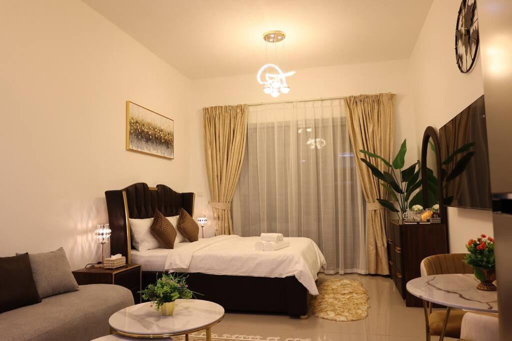 Charming Oasis: Your Cozy Studio Getaway Dubai
