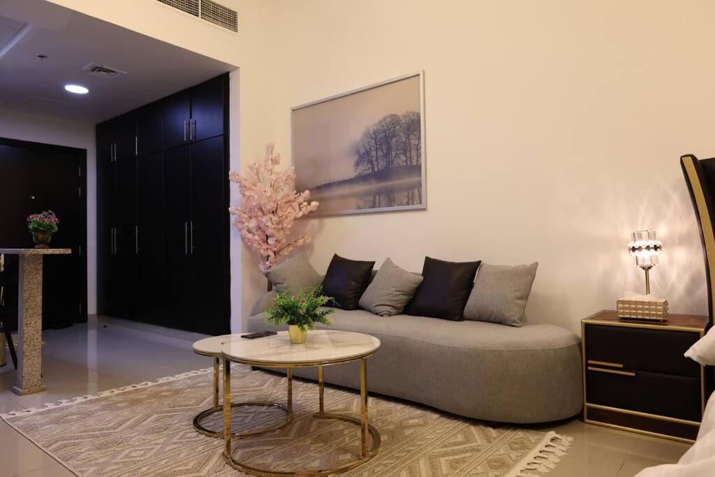 Charming Oasis: Your Cozy Studio Getaway Dubai